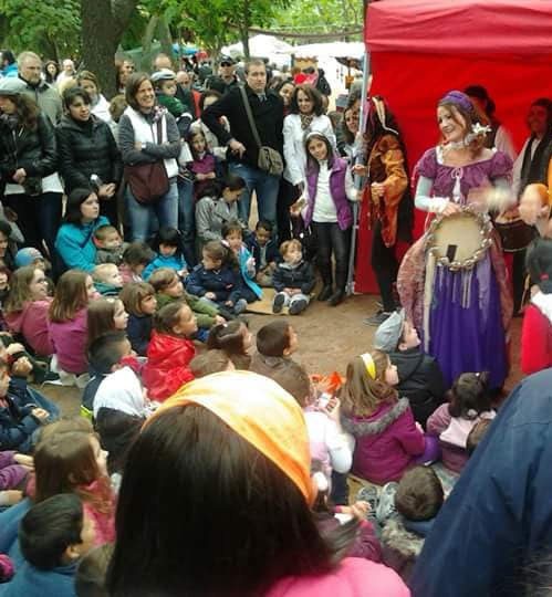 Araceli Lozano contando ante un público numeroso de niños, niñas y familias al aire libre