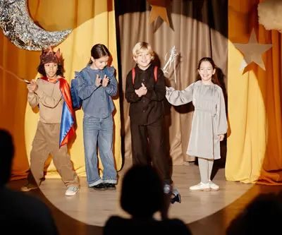 Niños y niñas disfrazados en la muestra final de un grupo de juego teatral