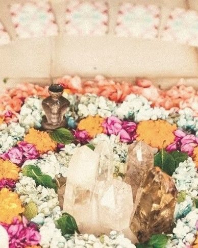 Altar de flores y cristales
