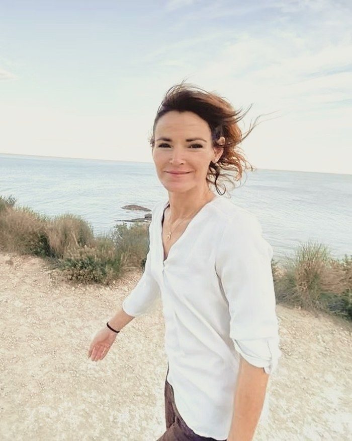 Araceli Lozano junto al mar, con el pelo al viento