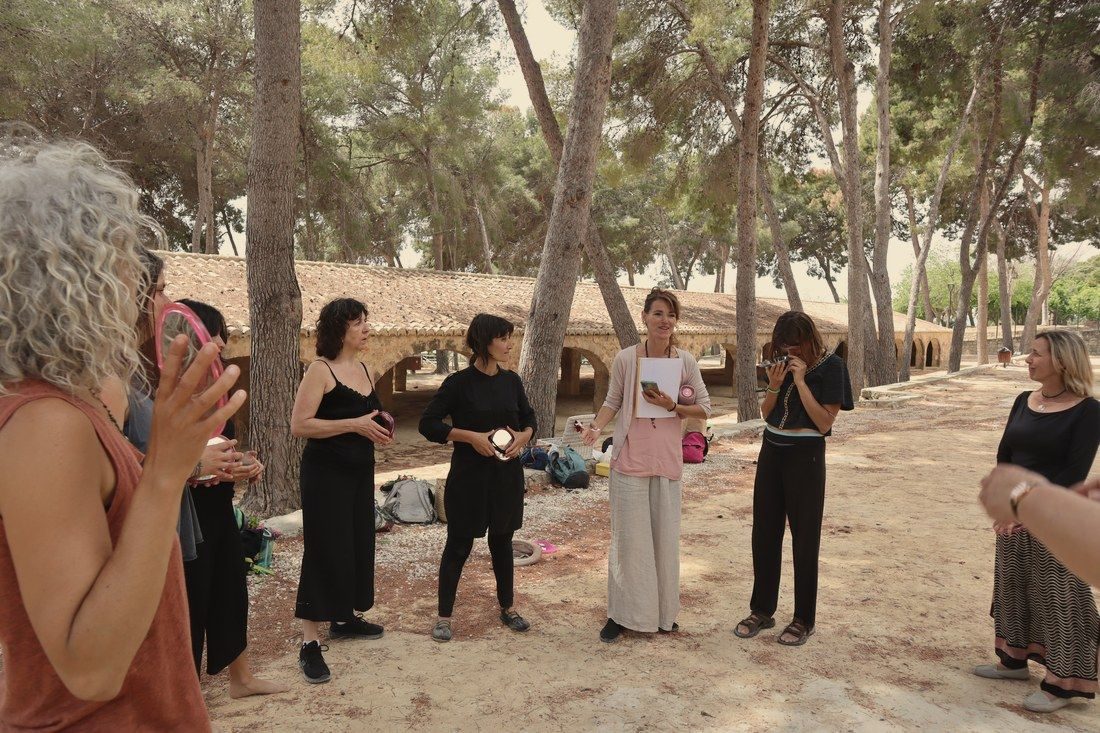 Araceli guiando a un grupo de mujeres en un pinar durante el Lab